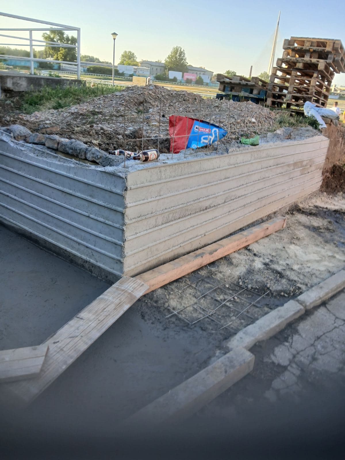 Armirano-betonska ograda sa ugrađenom armaturom