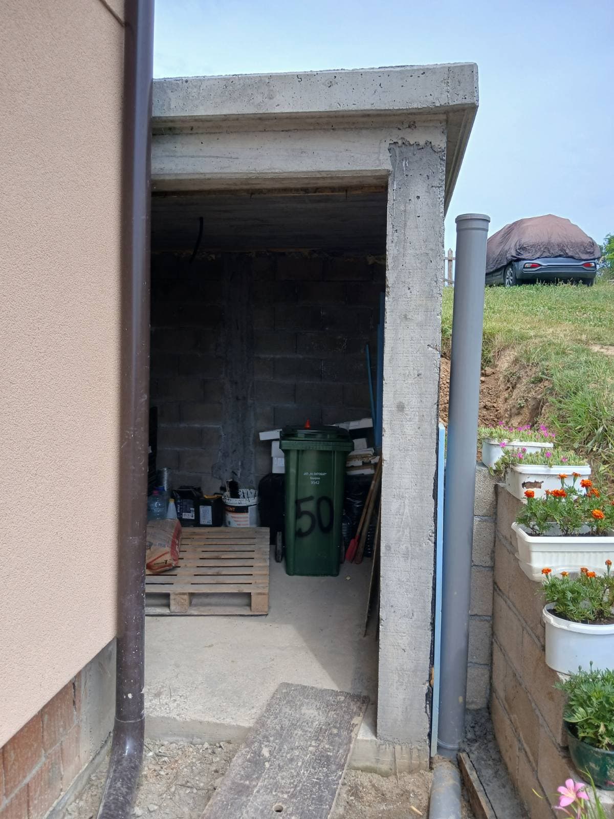 Završen pomoćni objekat sa nadstrešnicom